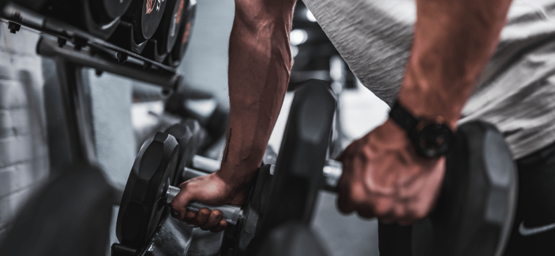 Тяга гантели к поясу в наклоне